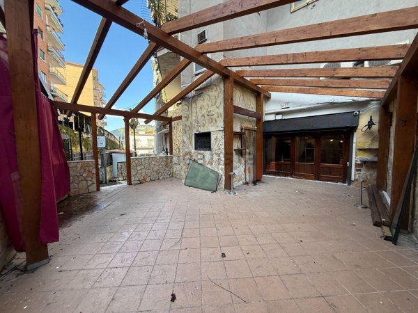 locale commerciale in vendita a Napoli in zona Vomero