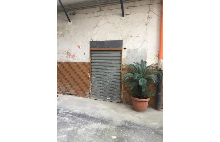 locale commerciale in vendita a Napoli in zona Secondigliano