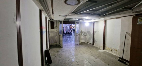 locale commerciale in vendita a Napoli