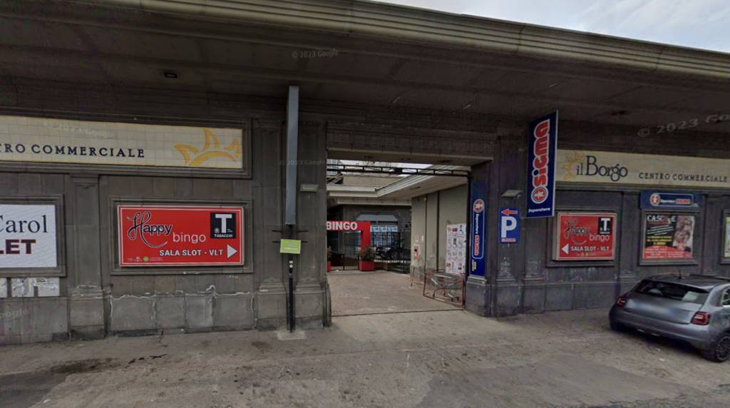 negozio in vendita a Napoli in zona Zona Industriale-Ferrovia