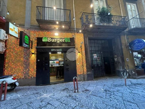 negozio in vendita a Napoli in zona San Ferdinando
