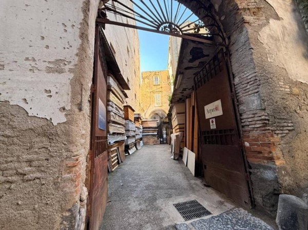 locale commerciale in vendita a Napoli in zona Stella