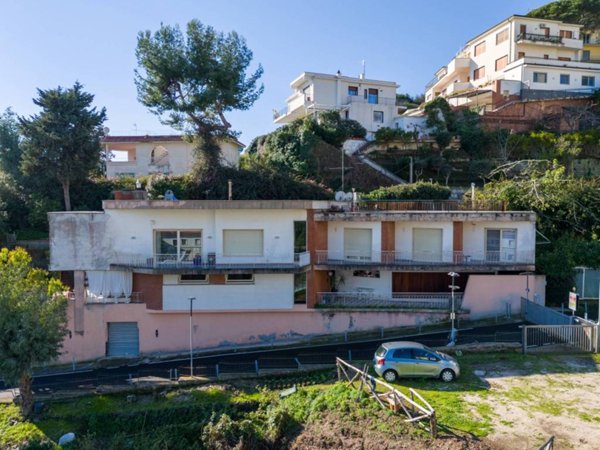 casa indipendente in vendita a Napoli in zona Chiaia