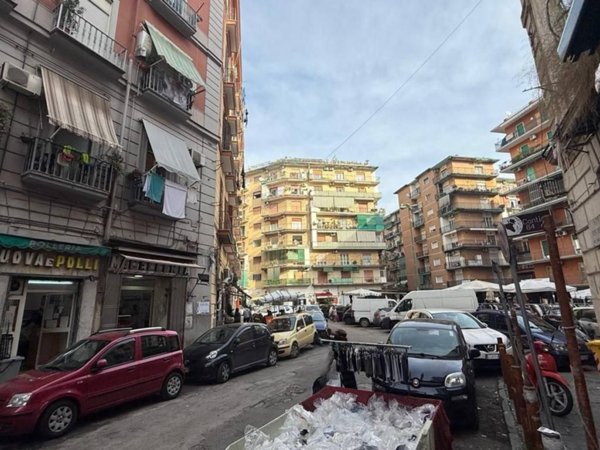 locale commerciale in vendita a Napoli in zona San Carlo all'Arena