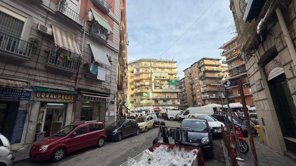 negozio in vendita a Napoli in zona San Carlo all'Arena