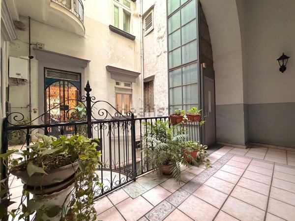 appartamento in vendita a Napoli in zona Chiaia