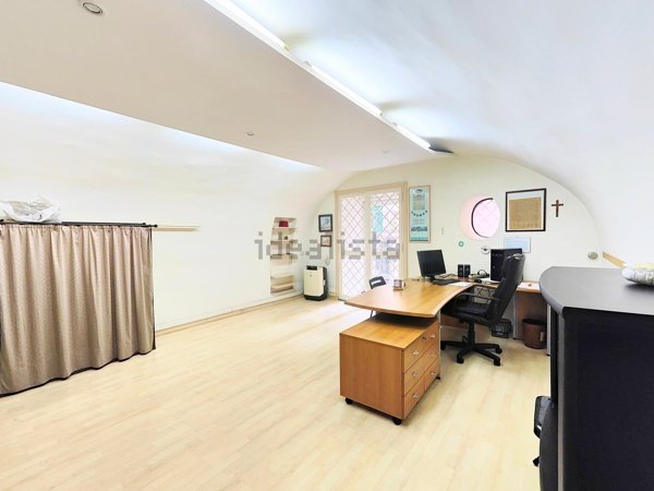 locale commerciale in vendita a Napoli in zona San Ferdinando