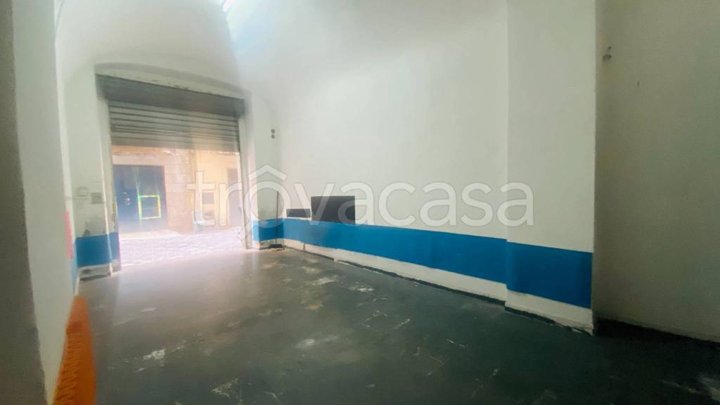 locale commerciale in vendita a Napoli in zona Arenella