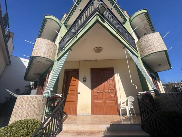 casa indipendente in vendita a Napoli in zona Barra