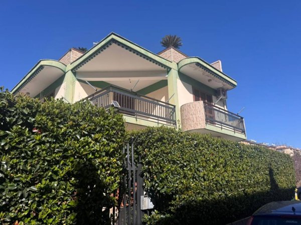 casa indipendente in vendita a Napoli in zona Barra