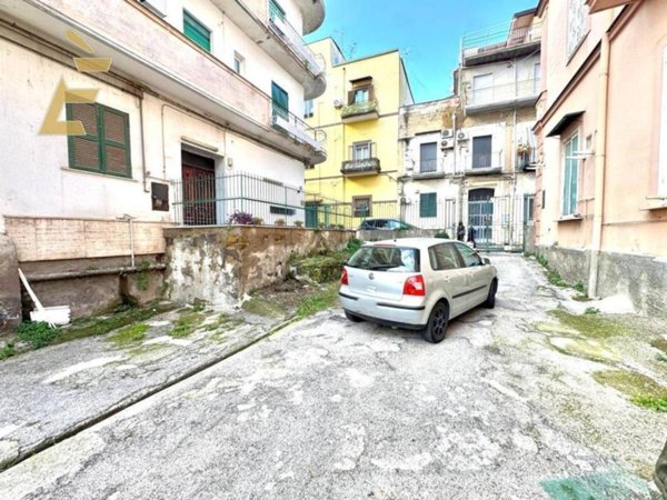 locale commerciale in vendita a Napoli in zona Chiaiano