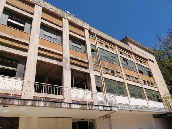 locale commerciale in vendita a Napoli in zona Capodimonte / Colli Aminei