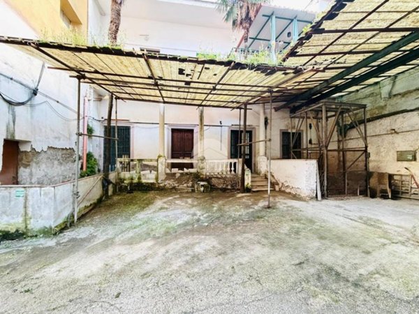 casa indipendente in vendita a Napoli in zona Fuorigrotta