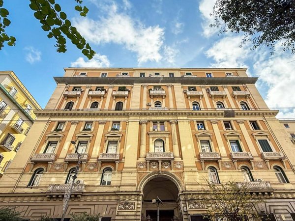 appartamento in vendita a Napoli in zona Chiaia