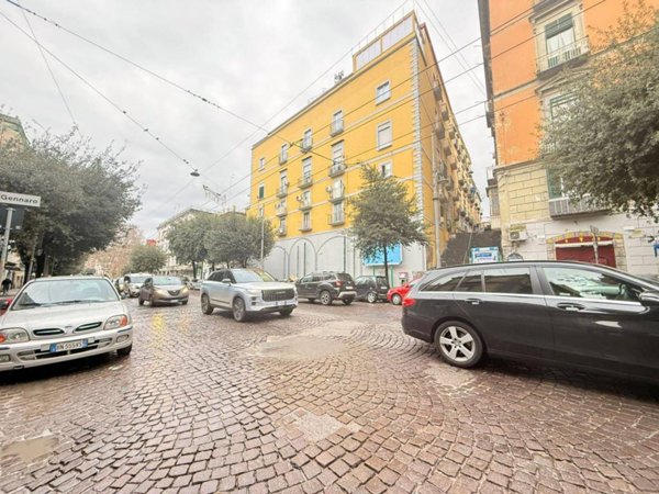 locale commerciale in vendita a Napoli in zona Stella