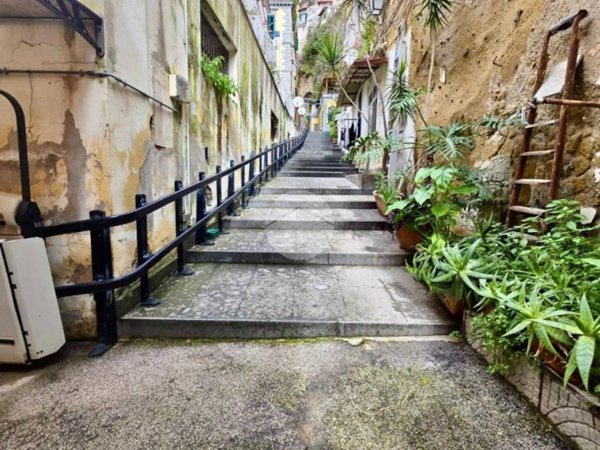 appartamento in vendita a Napoli in zona Chiaia