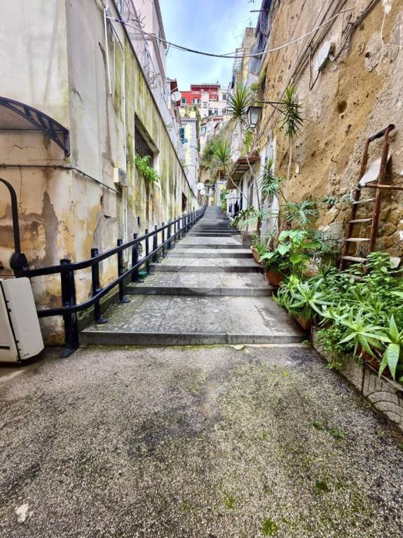 appartamento in vendita a Napoli in zona Chiaia