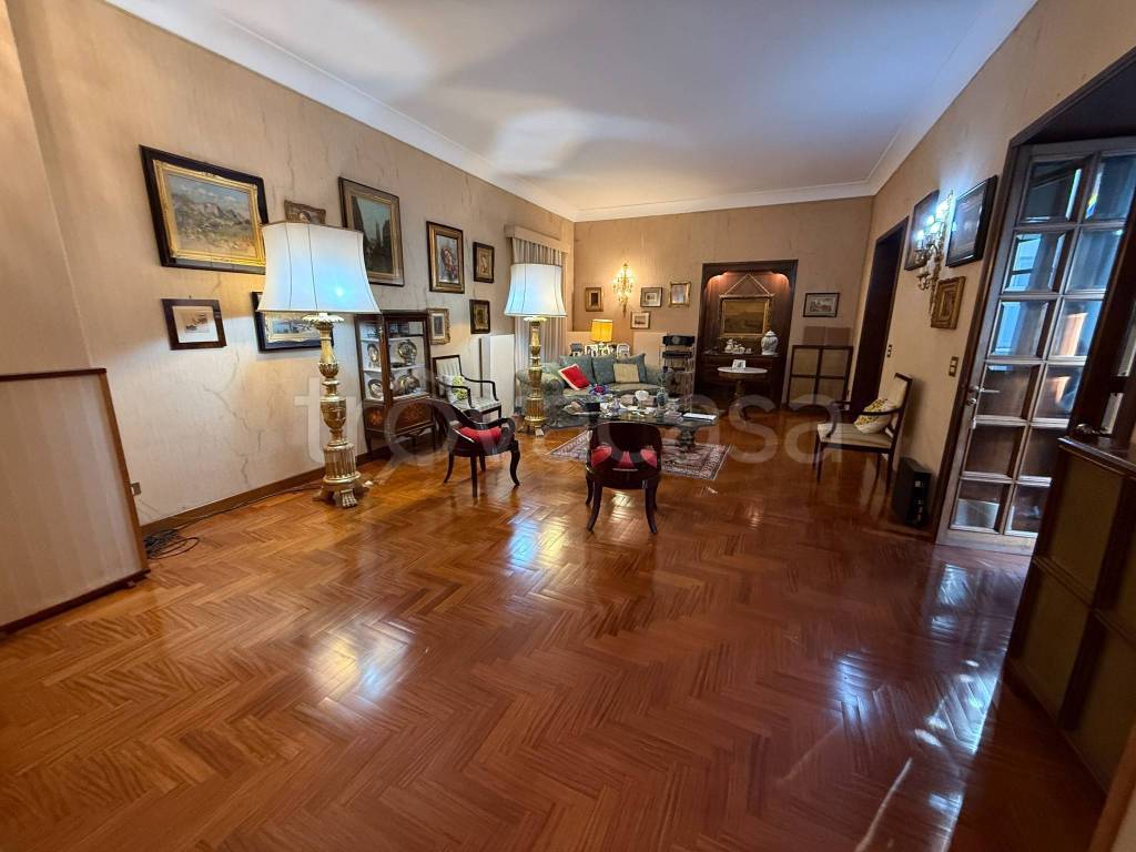 appartamento in vendita a Napoli in zona Chiaia