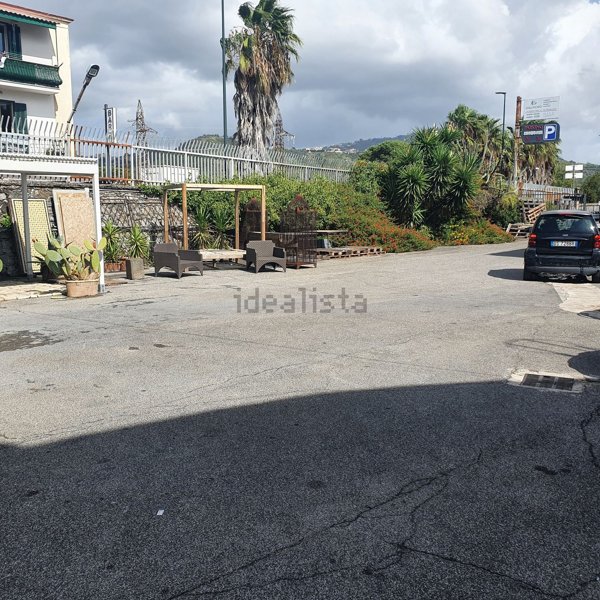 capannone in vendita a Napoli in zona Bagnoli