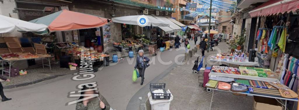 negozio in vendita a Napoli in zona San Carlo all'Arena