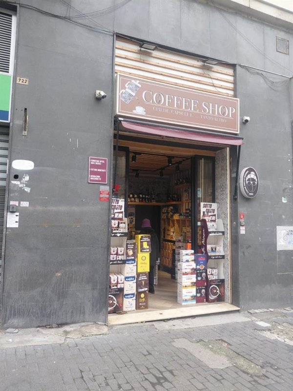 locale commerciale in vendita a Napoli in zona Chiaia
