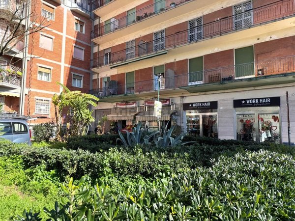 locale commerciale in vendita a Napoli in zona Arenella