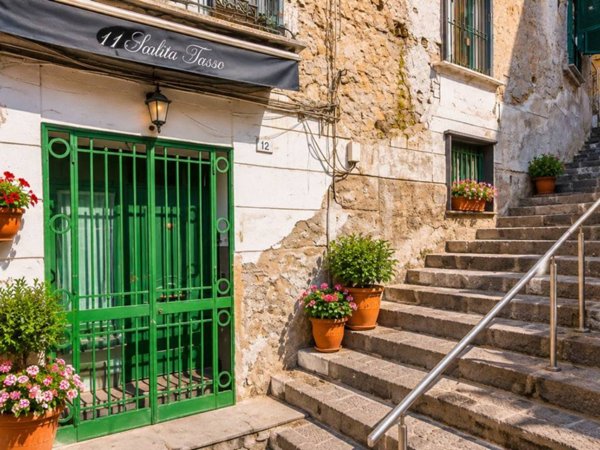 appartamento in vendita a Napoli in zona Chiaia