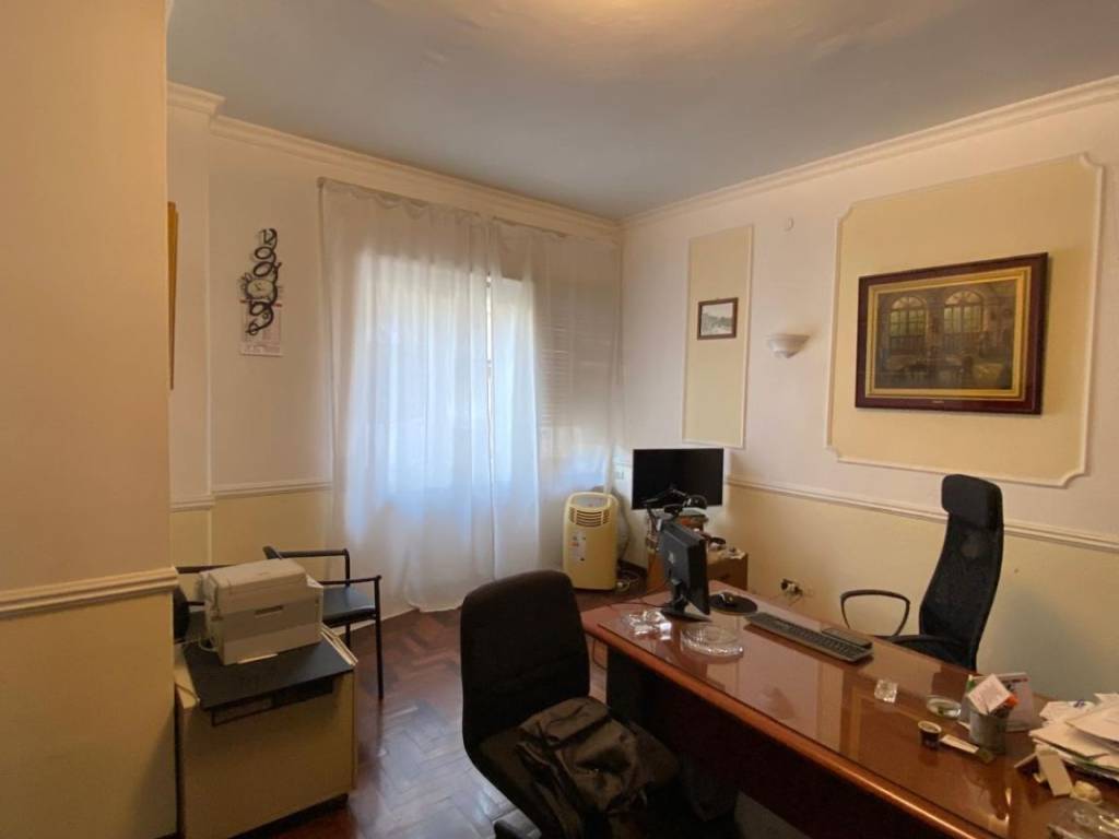 appartamento in vendita a Napoli in zona Chiaia