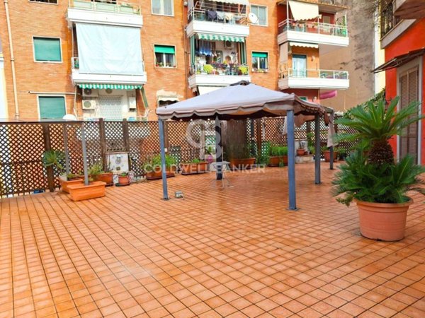 appartamento in vendita a Napoli in zona Poggioreale