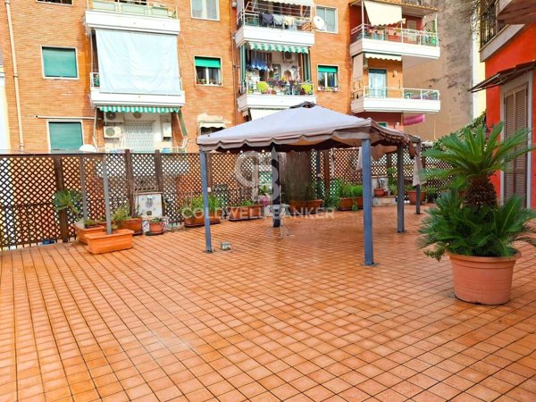 appartamento in vendita a Napoli in zona Mercato