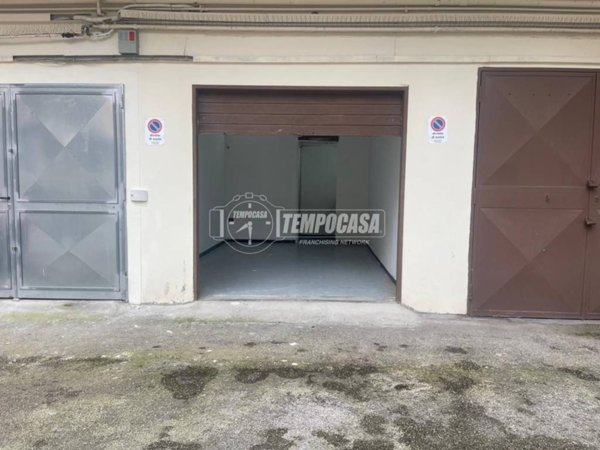 locale commerciale in vendita a Napoli in zona Soccavo