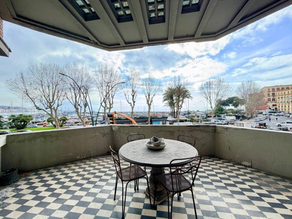 appartamento in vendita a Napoli in zona Chiaia