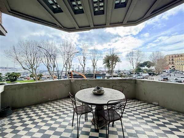 appartamento in vendita a Napoli in zona Chiaia