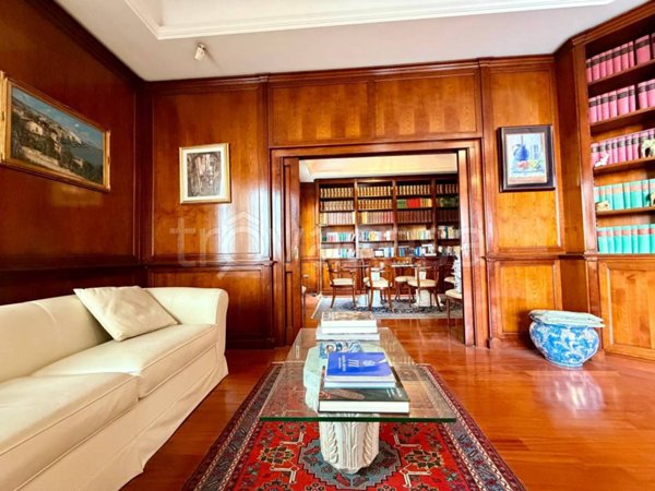 appartamento in vendita a Napoli in zona Chiaia