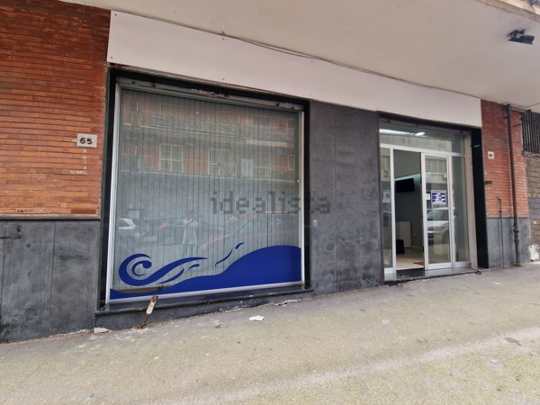 locale commerciale in vendita a Napoli in zona San Carlo all'Arena