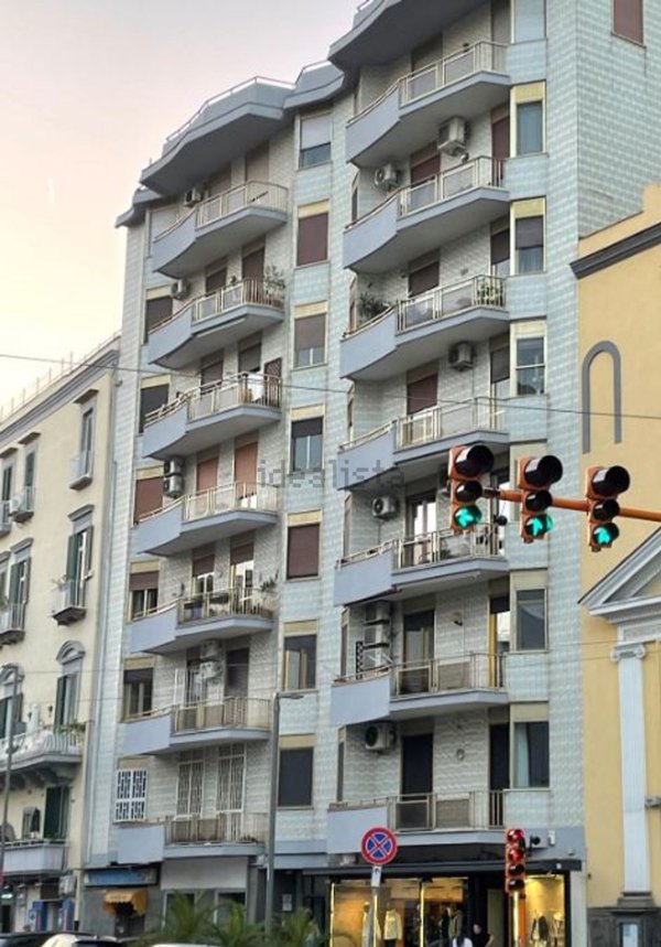 locale commerciale in vendita a Napoli in zona Chiaia