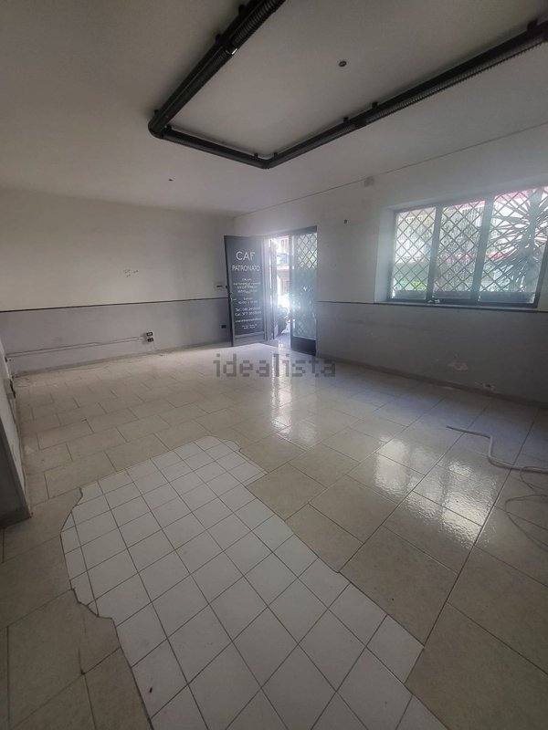 locale commerciale in vendita a Napoli in zona Chiaia