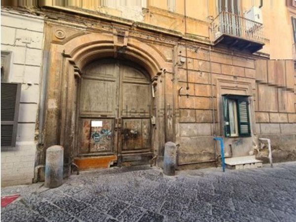 appartamento in vendita a Napoli in zona San Carlo all'Arena