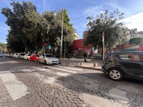 locale commerciale in vendita a Napoli in zona Stella
