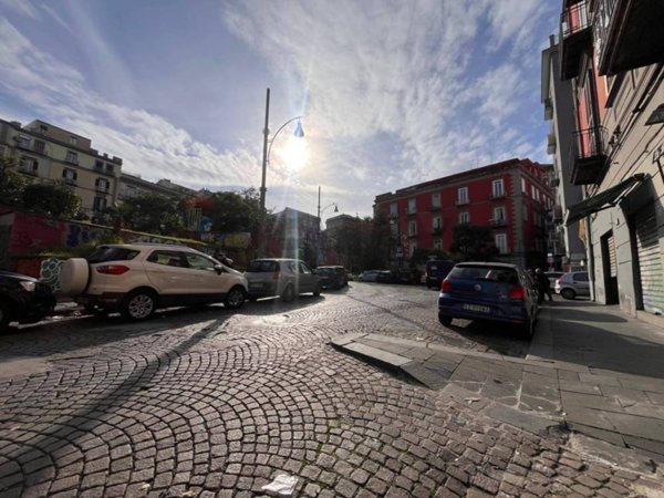 locale commerciale in vendita a Napoli in zona Stella