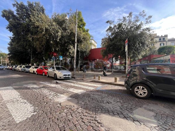 negozio in vendita a Napoli in zona Stella