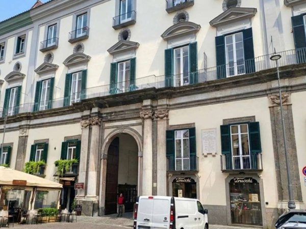 appartamento in vendita a Napoli in zona Chiaia