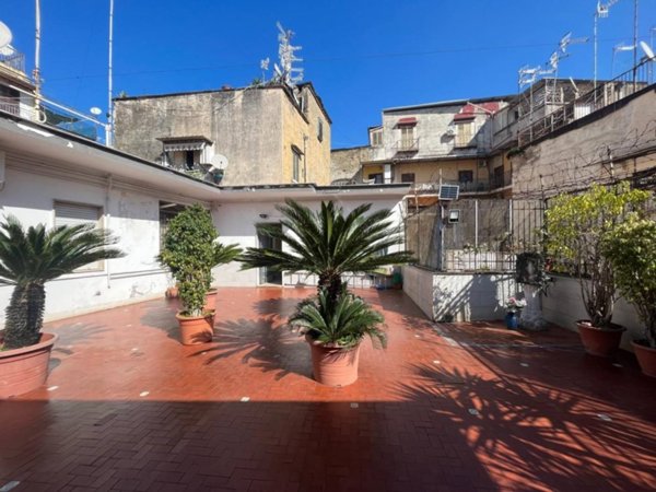 appartamento in vendita a Napoli in zona San Carlo all'Arena