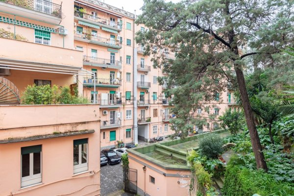 appartamento in vendita a Napoli in zona Chiaia
