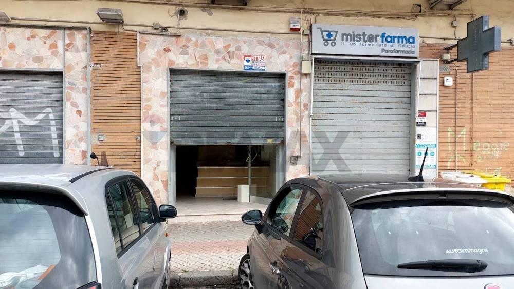 locale commerciale in vendita a Napoli in zona Mercato