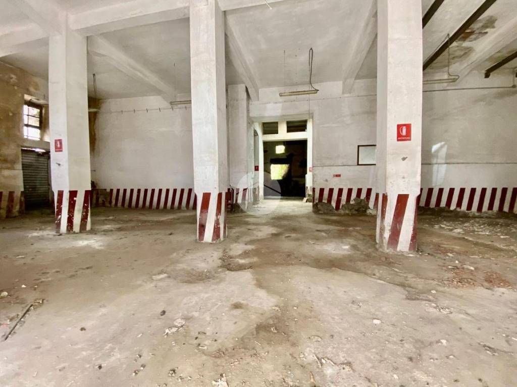 locale commerciale in vendita a Napoli in zona Capodichino