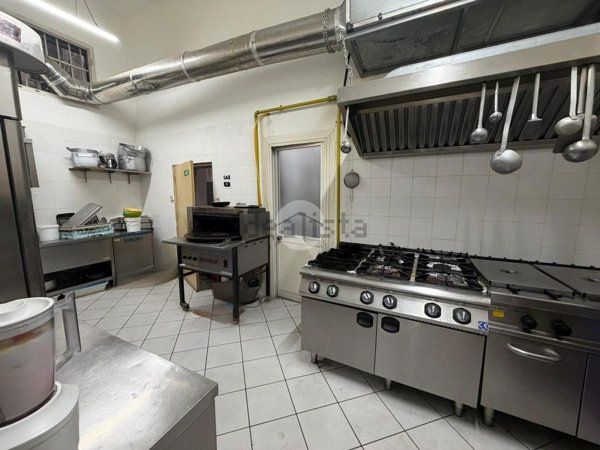 locale commerciale in vendita a Napoli in zona San Lorenzo