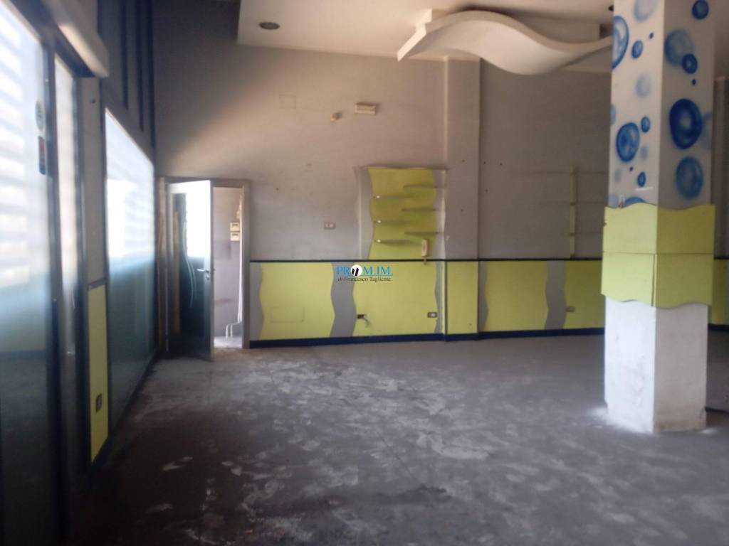 negozio in vendita a Napoli in zona Barra