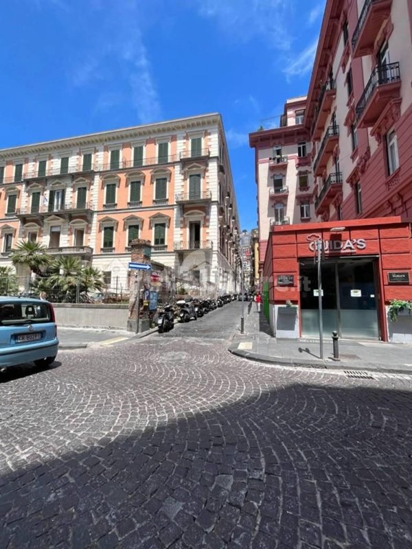 appartamento in vendita a Napoli in zona Chiaia