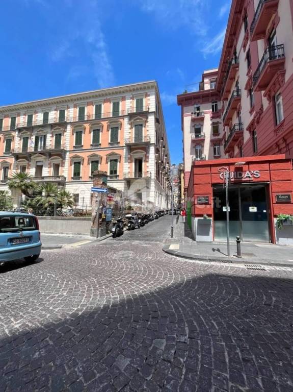 appartamento in vendita a Napoli in zona Chiaia